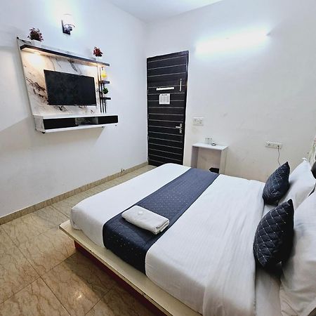 Hotel Tulip Near Delhi Airport Új-Delhi Kültér fotó