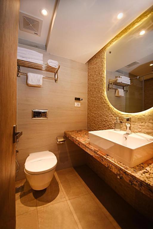 Hotel Tulip Near Delhi Airport Új-Delhi Kültér fotó