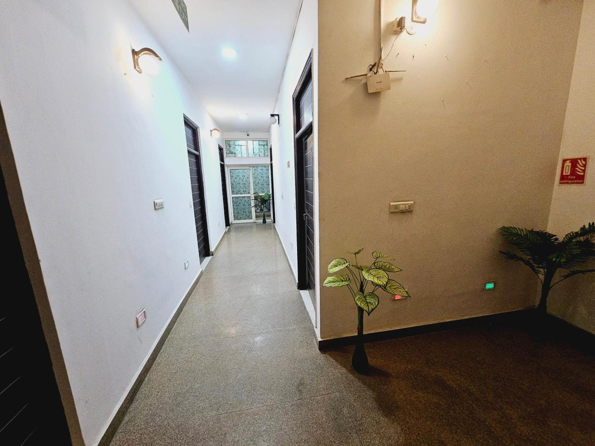 Hotel Tulip Near Delhi Airport Új-Delhi Kültér fotó