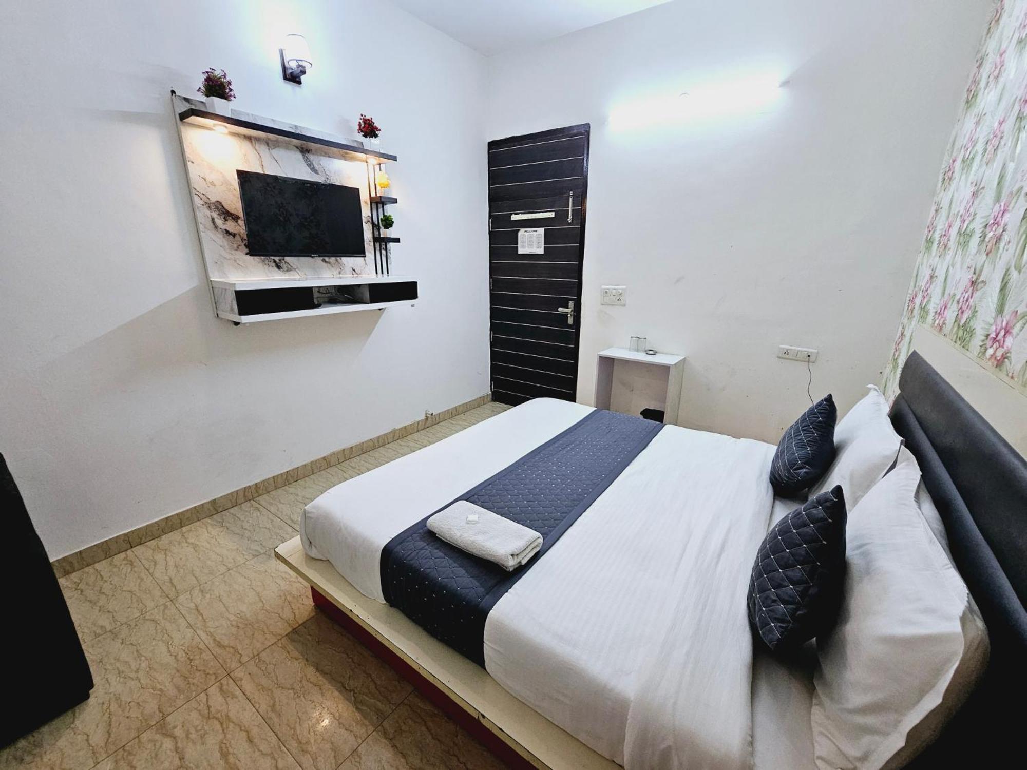 Hotel Tulip Near Delhi Airport Új-Delhi Kültér fotó