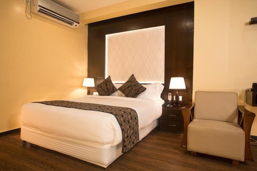 Hotel Tulip Near Delhi Airport Új-Delhi Kültér fotó